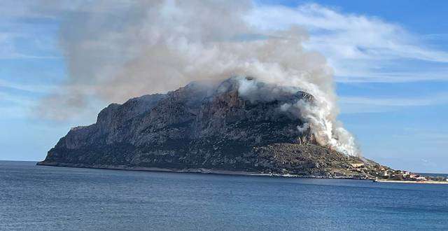 Υπό έλεγχο τέθηκε η φωτιά στο Κάστρο Μονεμβασίας